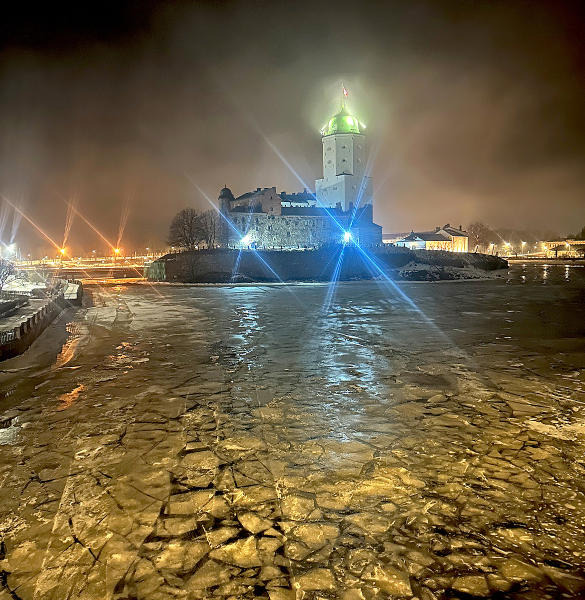 Из Выборгского замка в 16 веке был проложен тоннель, до обрушения соединявший крепость с подземельем на месте моего нынешнего дома
