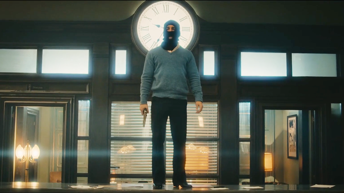 Кадр из сериала "Банк в осаде"