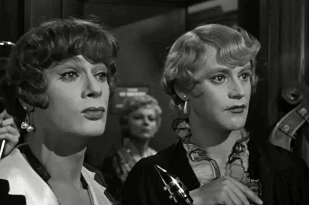    Тони Кёртис в роли Джо-Джозефины, Джек Леммон в роли Джерри-Дафны. Фото: Кадр из фильма «В джазе только девушки» (1958)