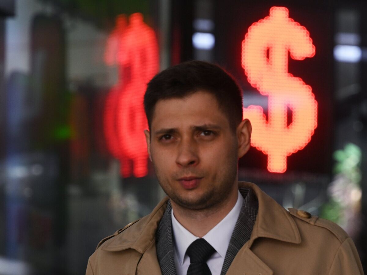    Мужчина проходит мимо пункта обмена валют в Москве© РИА Новости . Григорий Сысоев