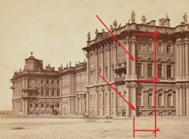 Первые этажи утоплены в землю.