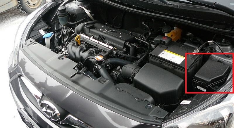 
Расположение блока предохранителей под капотом возле мотора