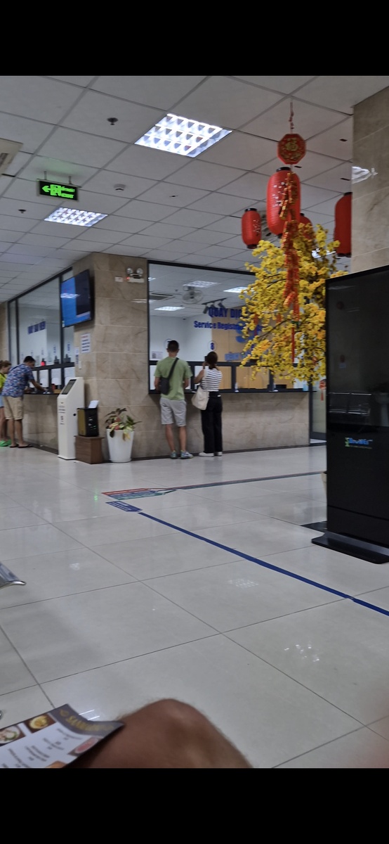 Регистратура. Красные фонарики-украшения даже здесь)