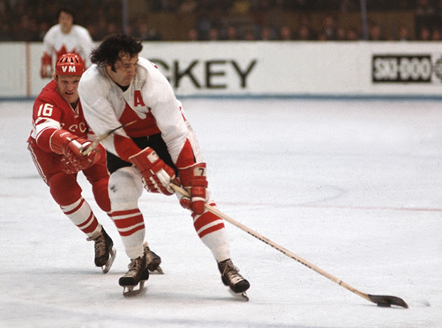 Владимир Петров (слева) пытается отобрать шайбу у Фила Эспозито. 1972 год. Фото Владислав Киврин, архив «СЭ»