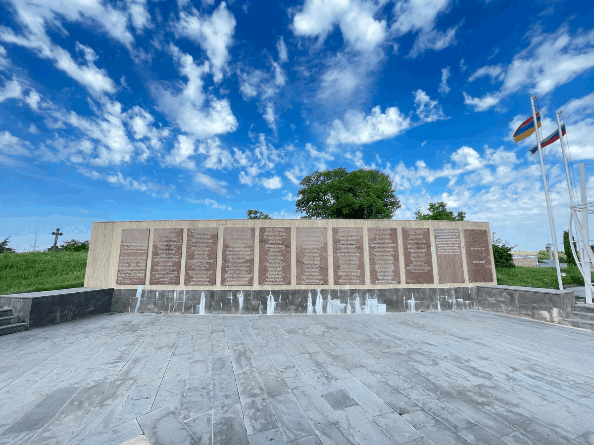 Мемориальная стена на территории комплекса. «На этом некрополе преданы земле 155 офицеров Русской армии, погибших в боях за Карс, сотни других воинов - освободителей армянской земли, чьи имена история до нас не донесла».