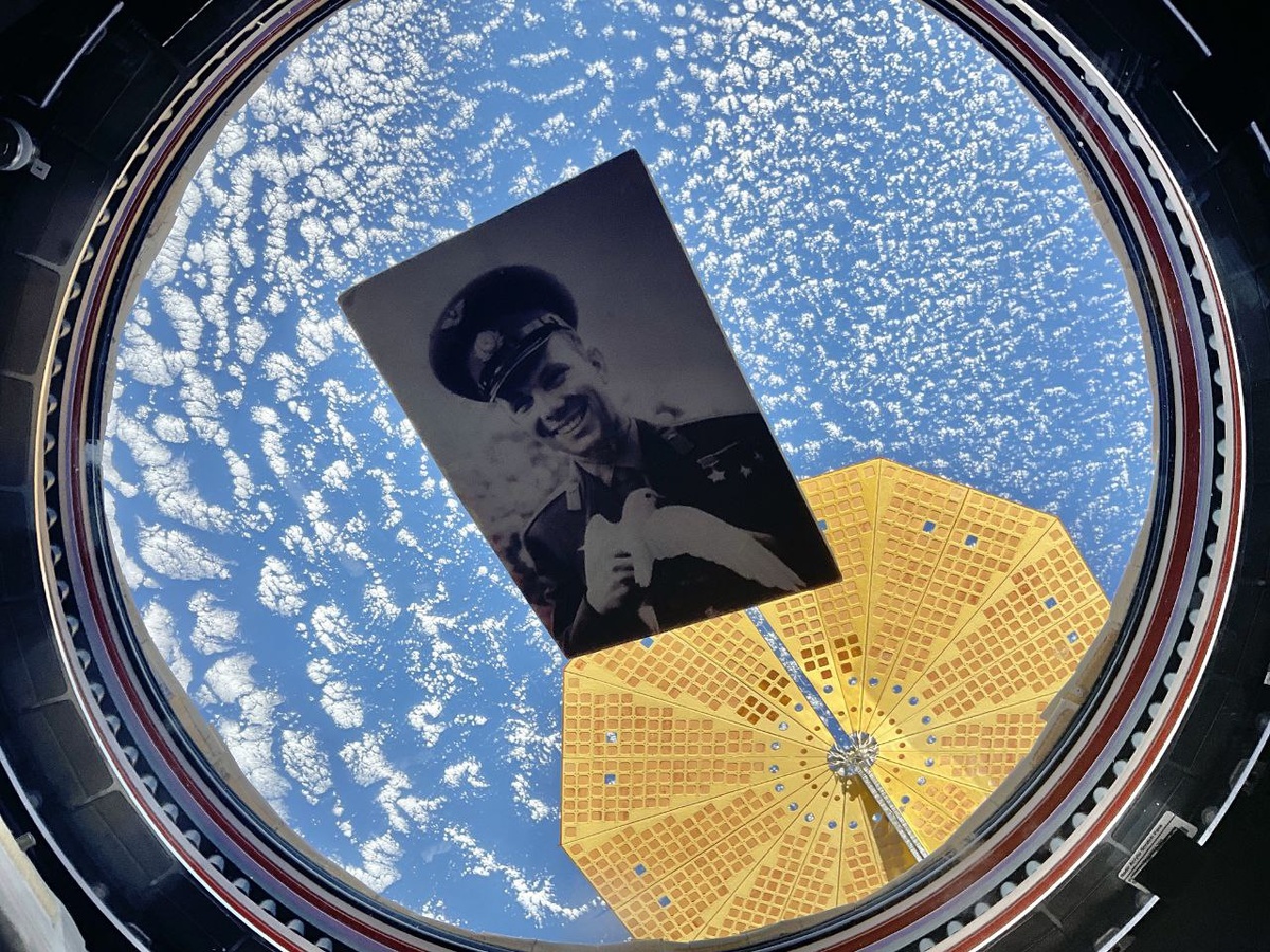 Юрий Алексеевич Гагарин своим полётом проложил дорогу в космос всему миру и позвал нас за собой!