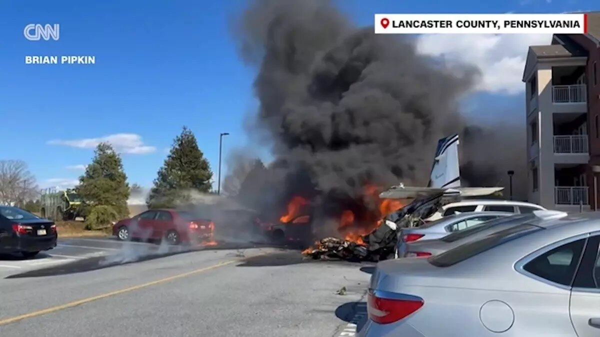 Самолет врезался в парковку дома престарелых в США. Источник: CNN