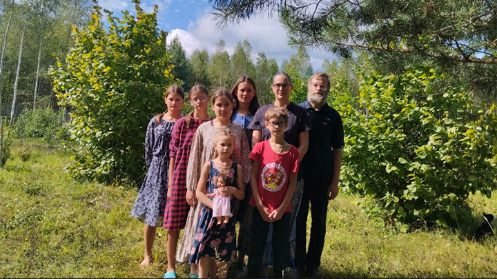    Москвичи Юрий и Татьяна переехали в деревню ради здоровья первой дочери и на собственной земле стали родителями шестерых детей// Фото предоставлено Царьграду