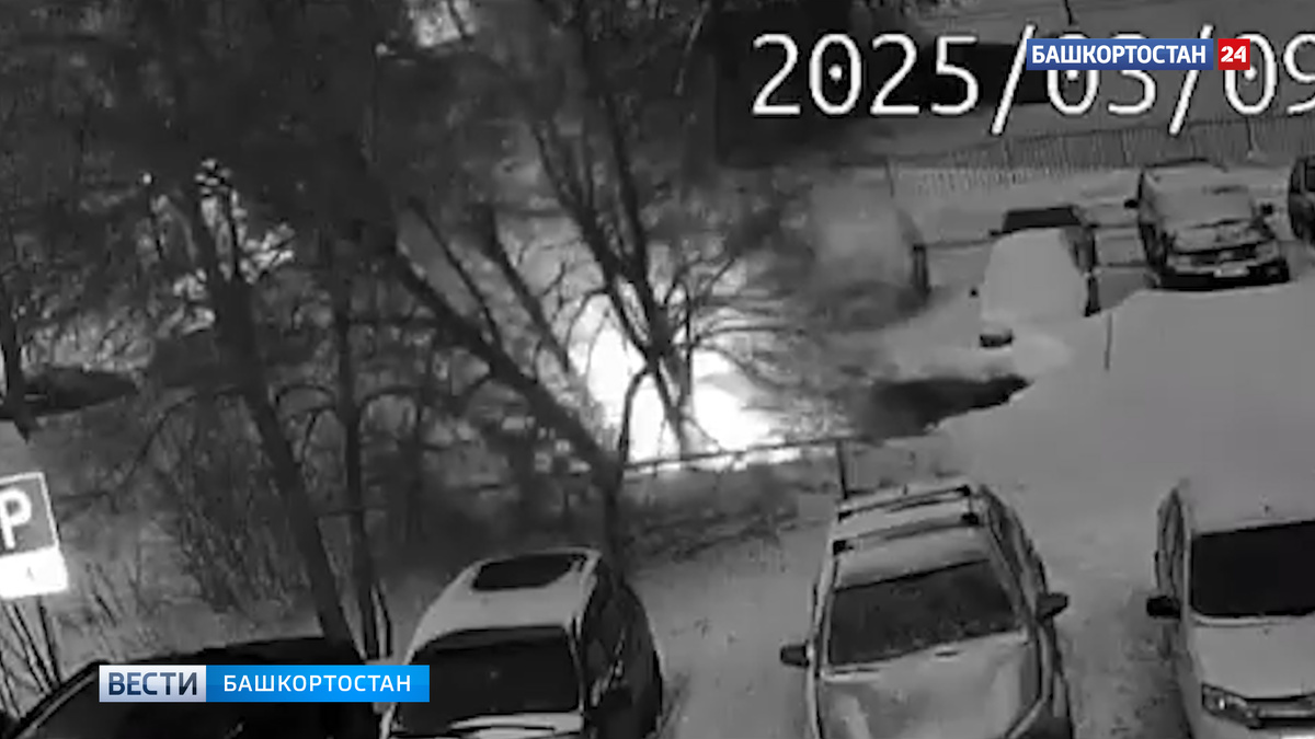    Провалившийся под землю автомобиль в Уфе попал на видео