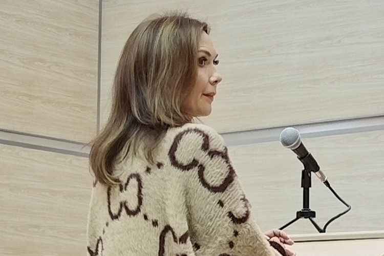    «Мой бывший супруг подарил, вернее, собирался подарить деньги Линару — 5 миллионов. Но, насколько я знаю, Линар их не взял. И он (Фахрутдинов — прим. ред.) отдал их моей тете», — рассказывала Гульназ Фахрутдинова.   
Фото: Анастасия Гусева