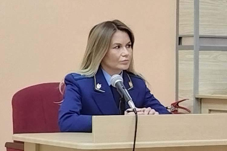    Прокурора Лилию Фаттахову интересовало, видела ли Фахрутдинова лично, своими глазами, как ее бывший супруг передавал 5 млн в подарок.   
Фото: Анастасия Гусева