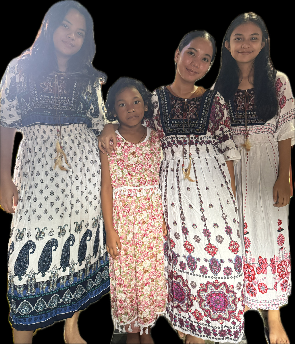 Привёз нашим красавицам китайские традиционные наряды. Слева направо: Шэрин, Зоя, Квинсел и Хлоя.