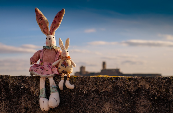 Вообще-то чрезвычайно неправильно возле детского сада парковать автомобили: там дети гуляют, а вы двигатель греете / Фото: pxhere.com