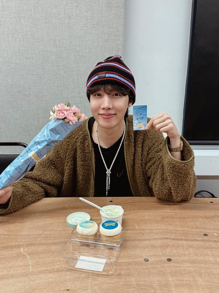 Фотография из публикации Хосока на Weverse