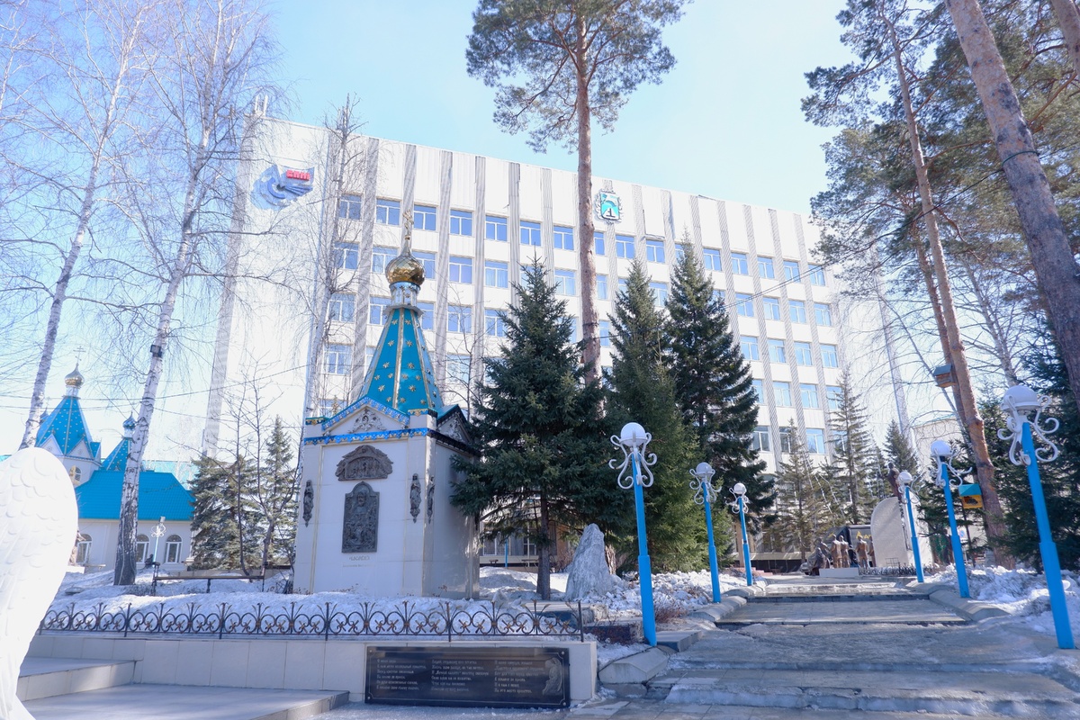 Часовня воскресение Иисуса Христа на фоне завода