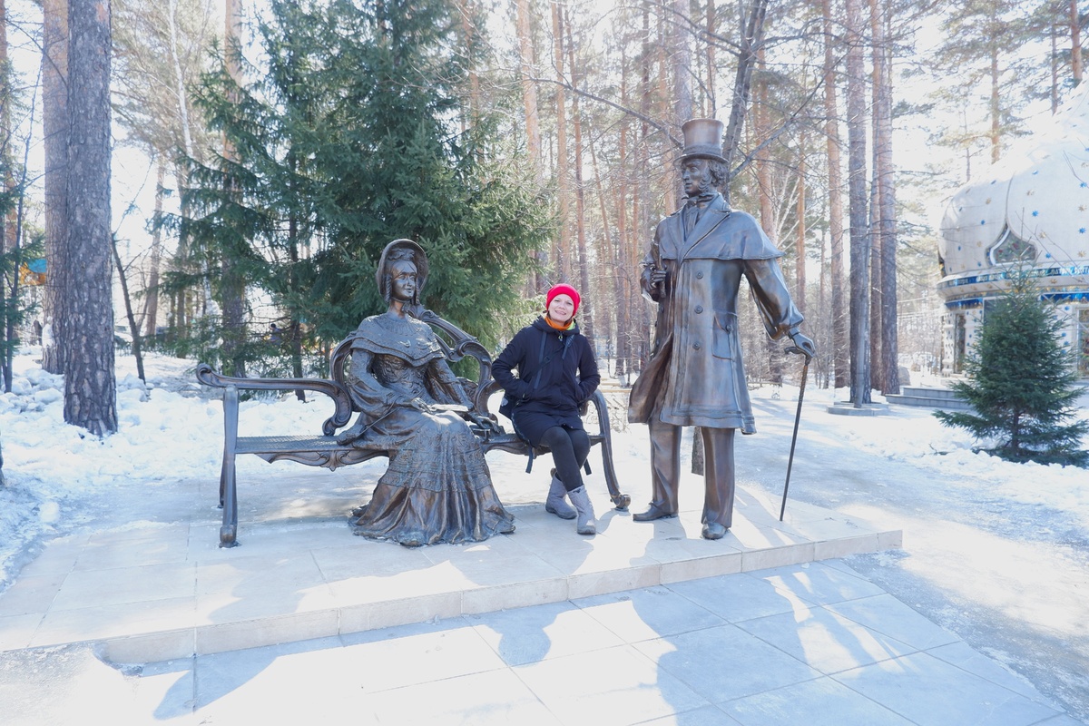 Александр Сергеевич с Натальей Николаевной уютно устроились среди деревьев