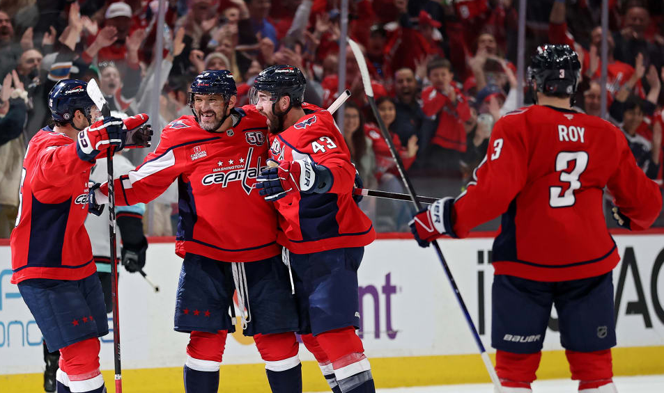 Александр Овечкин принимает поздравления с очередным голом. Фото: НХЛ