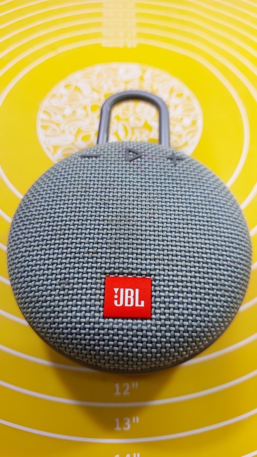 JBL Clip 3 по имени Джейби задумалась об исчезающей энергии.