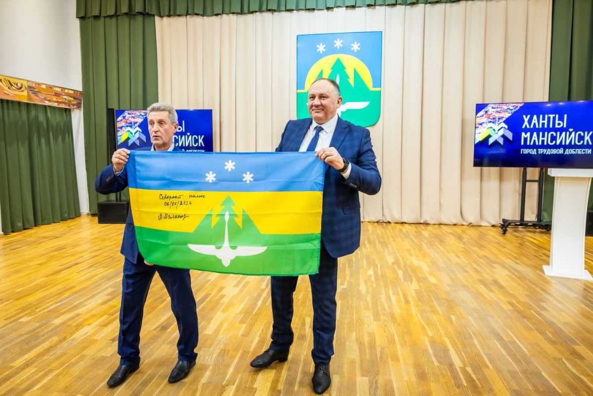    Герой России Михаил Малахов доставил флаг Ханты-Мансийска на Северный полюс