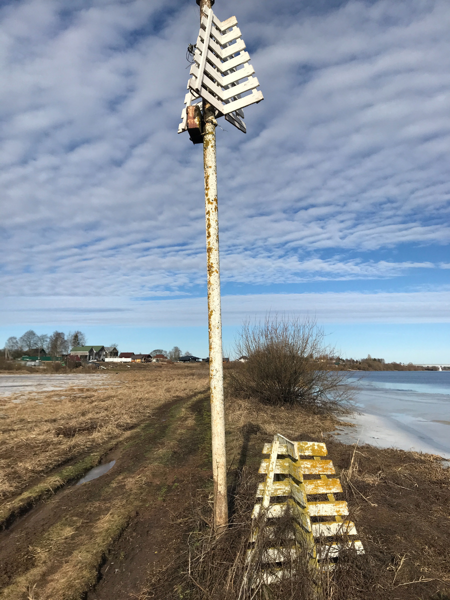 Навигационный столб на реке Волхов