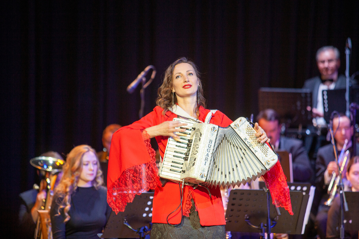 На сцене Мария Селезнёва