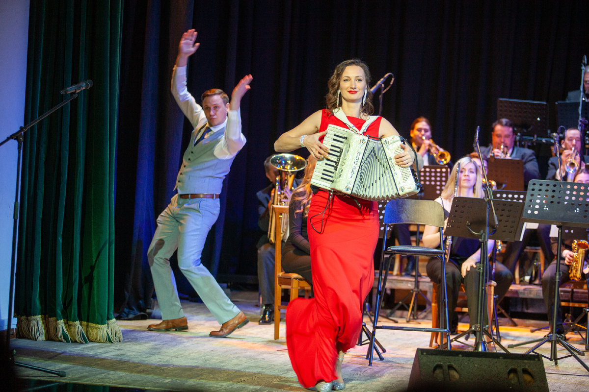 Сами в пляс пустились ноги ведущего под музыку знойной Испании