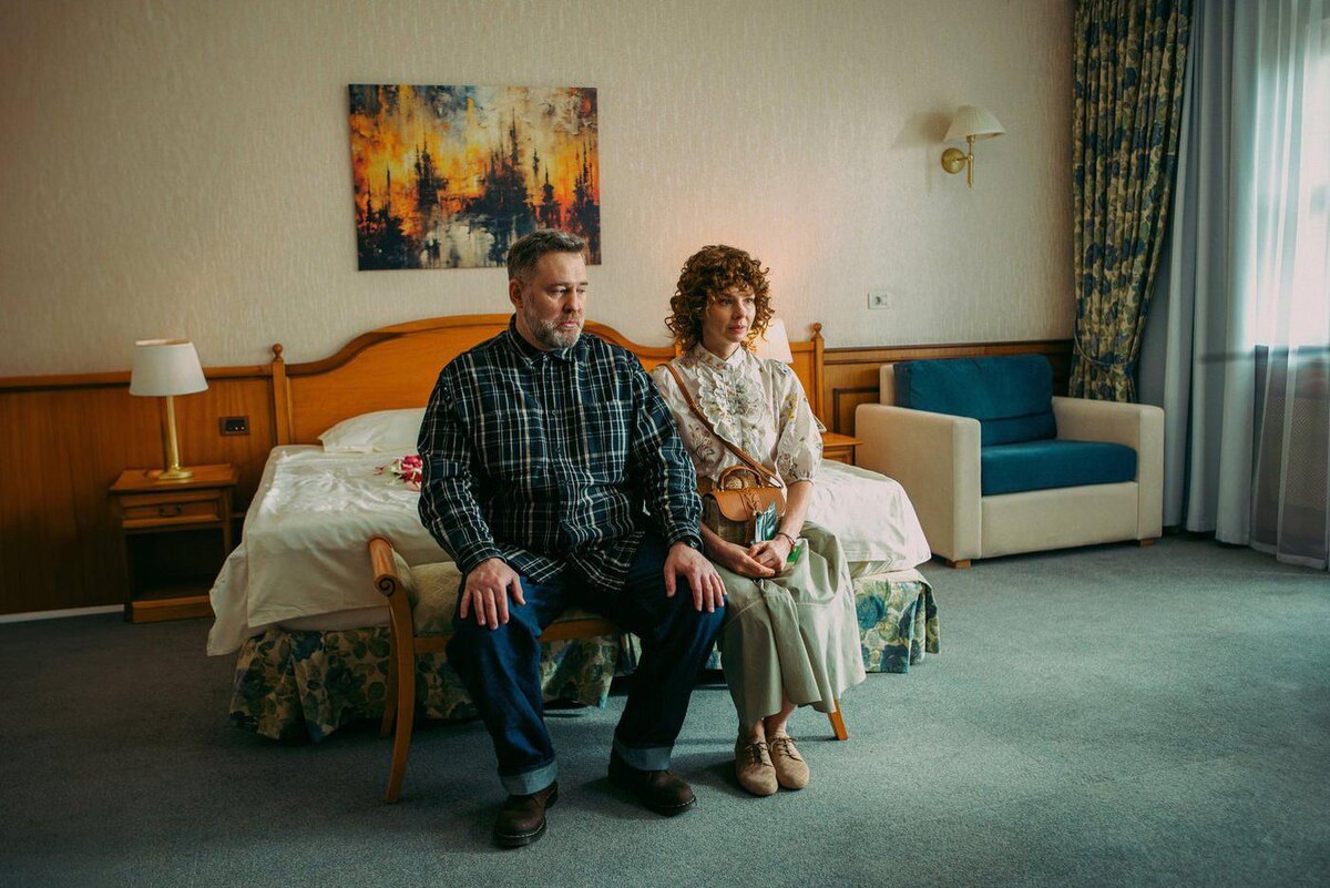 Алексей Розин (Леонид) и Елена Николаева (Светлана) в сериале "Три плюс три" кадр из сериала / START, OKKO, СТС