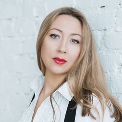 — Почему так происходит? Причин несколько, но вырисовываются две устойчивые группы заемщиков. Первая — те, кто взял новостройку по ипотеке для перепродажи с надеждой на рост цен. В итоге продать не смогли, небольшой рост цен не покрыл ежемесячные платежи, дальше платить сложно, — размышляет она. — Вторая — покупали по ипотеке вторичку, так как их убеждали, что ставка ЦБ снизится и можно будет рефинансировать кредит. В итоге ставка не снизилась, тянуть дальше ипотеку сложно.