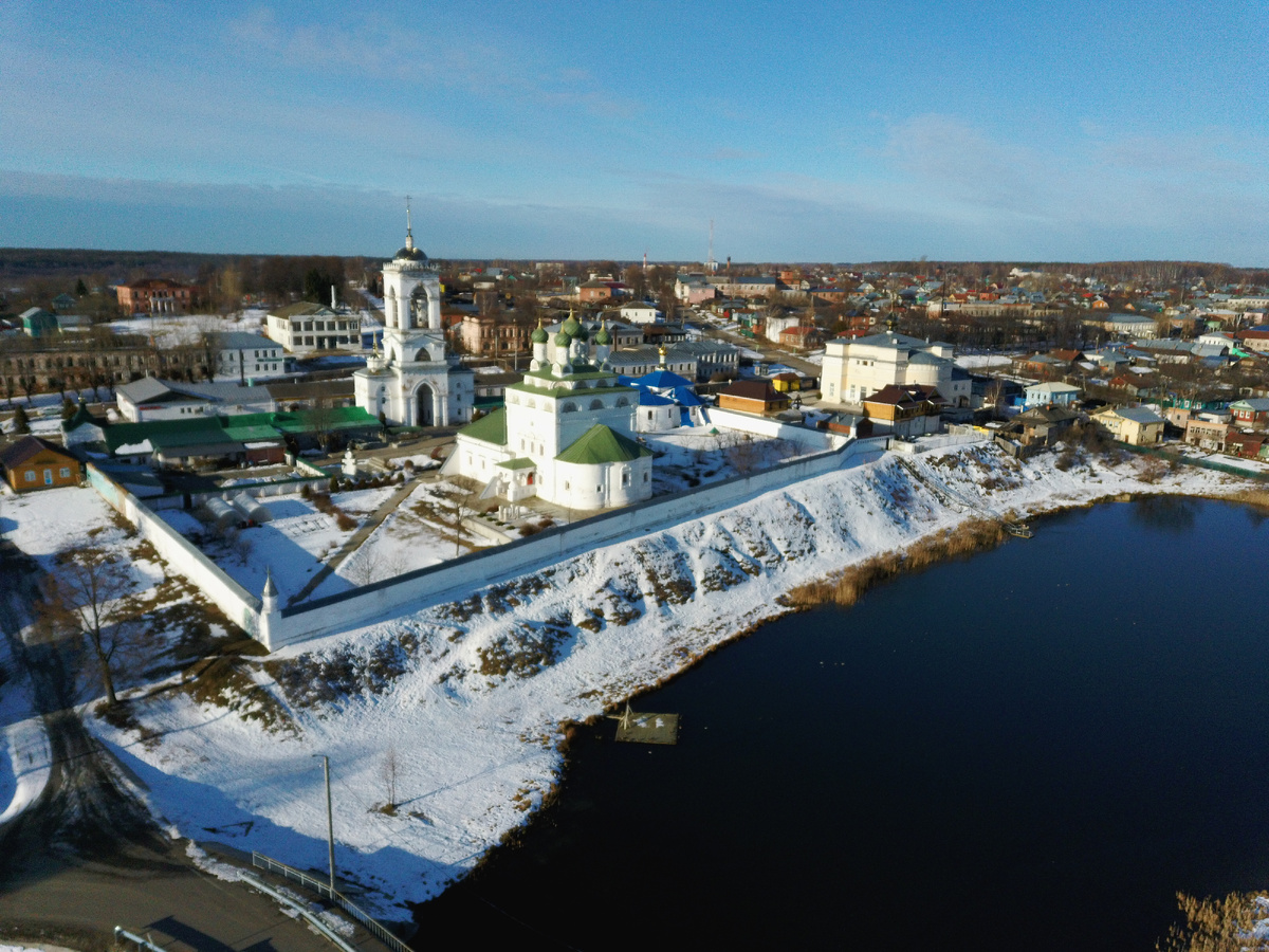 Вид на Богоявленский монастырь с реки Мстёрка. Кадр с моего коптера от 02.26.20