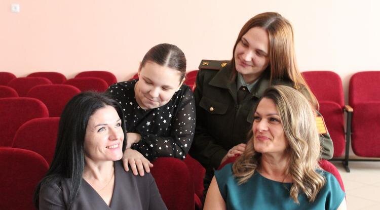 Марина Сербина с сестрой Натальей и дочками Лизой и Эмилией Фото: Анна Емельянова