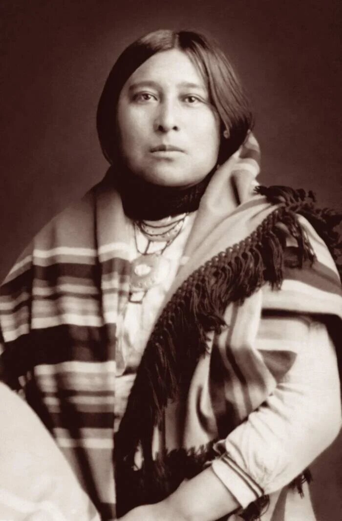 Семья Молли Буркхарт сильно пострадала во время убийств в Осейдже, о которых рассказывается в книге «Убийцы цветочной луны». 