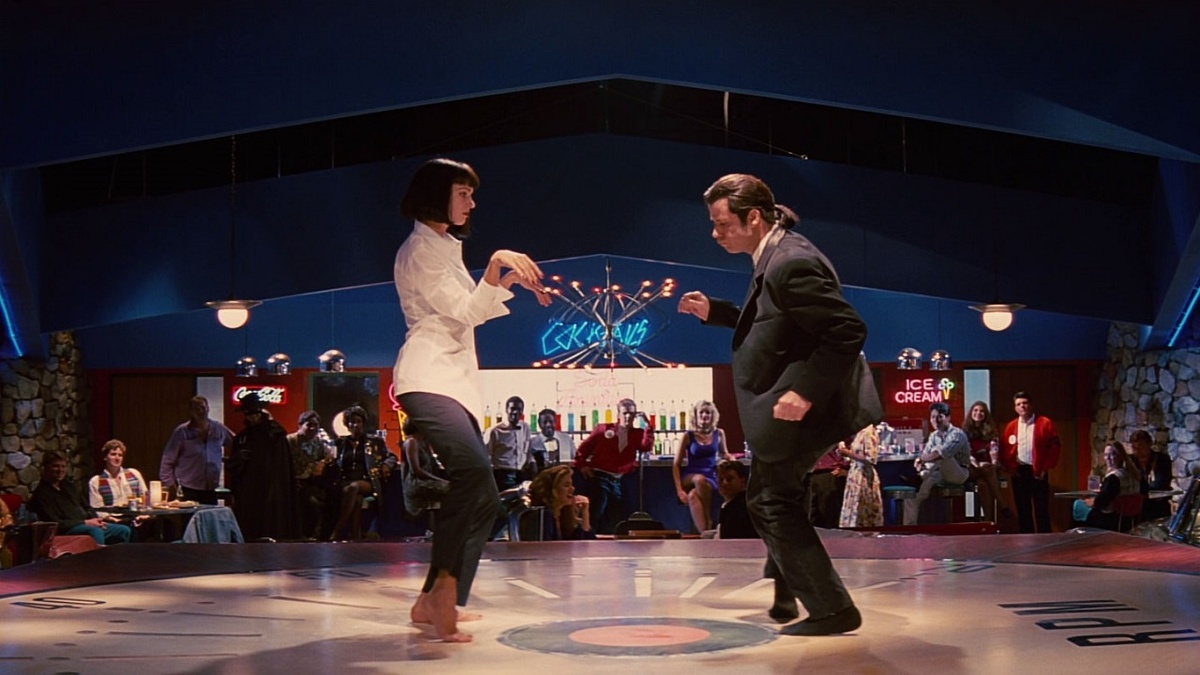 Когда в фильме смотришь на эту сцену, складывается впечатление, что парочка импровизирует и для них это пустяк. Возможно, для Траволты это так и было, ведь он с детстве занимался танцами. А вот Ума Турман оказалась деревянная. Чтобы отснять пару минут, Джон учил её правильно двигаться целый день. Кстати, он же вместе с Тарантино и придумал этот оригинальный танец.