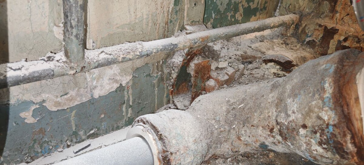 Слив с унитаза.