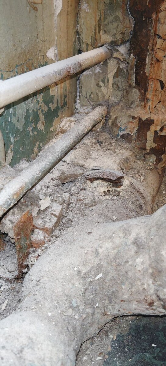 Стык стены санузла с кухней.