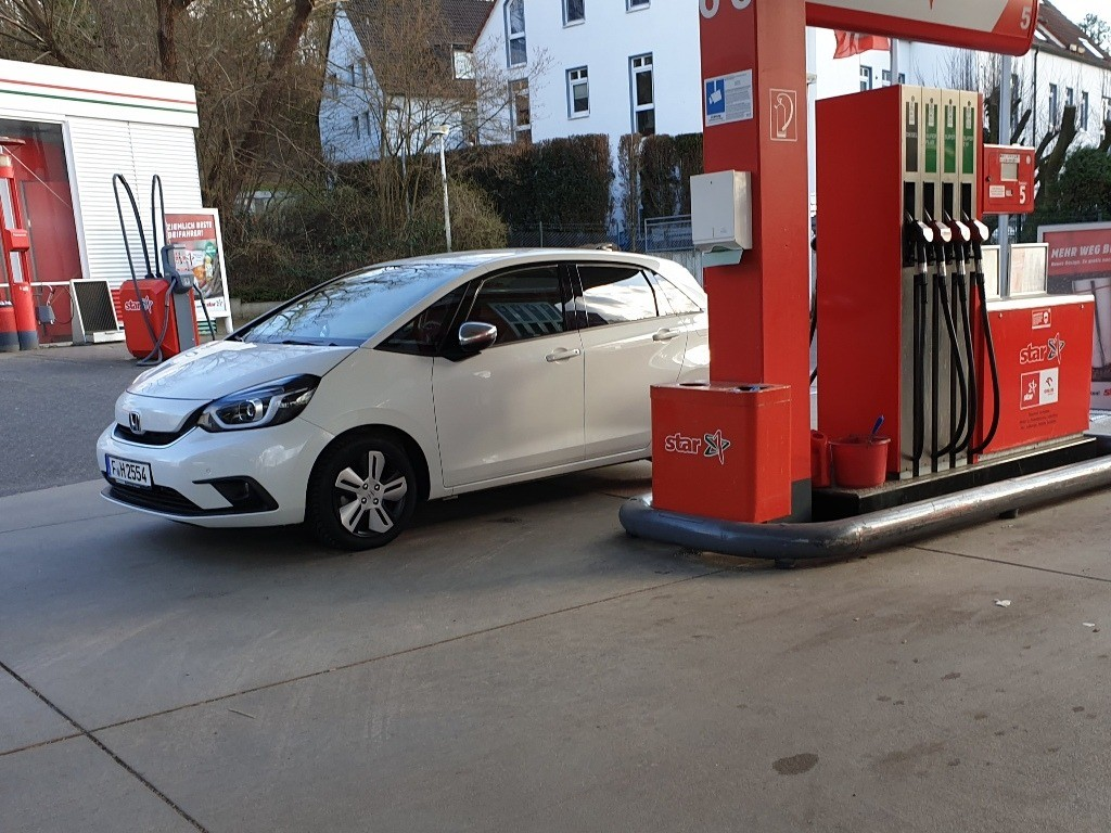 Honda Jazz отличается и умеренными эксплуатационными расходами. С гибридной силовой установкой этот компактный хэтчбек потребляет в среднем на 100 км пробега около 4,6 л бензина