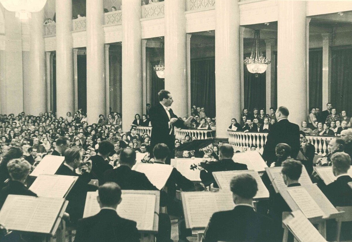 Концерт Симфонического оркестра Свердловской филармонии 10 июня 1956 года, дирижер Марк Паверман. Солист Тийт Куузик (баритон, Эстонская ССР).
© Архив Санкт-Петербургской филармонии им. Д. Д. Шостаковича