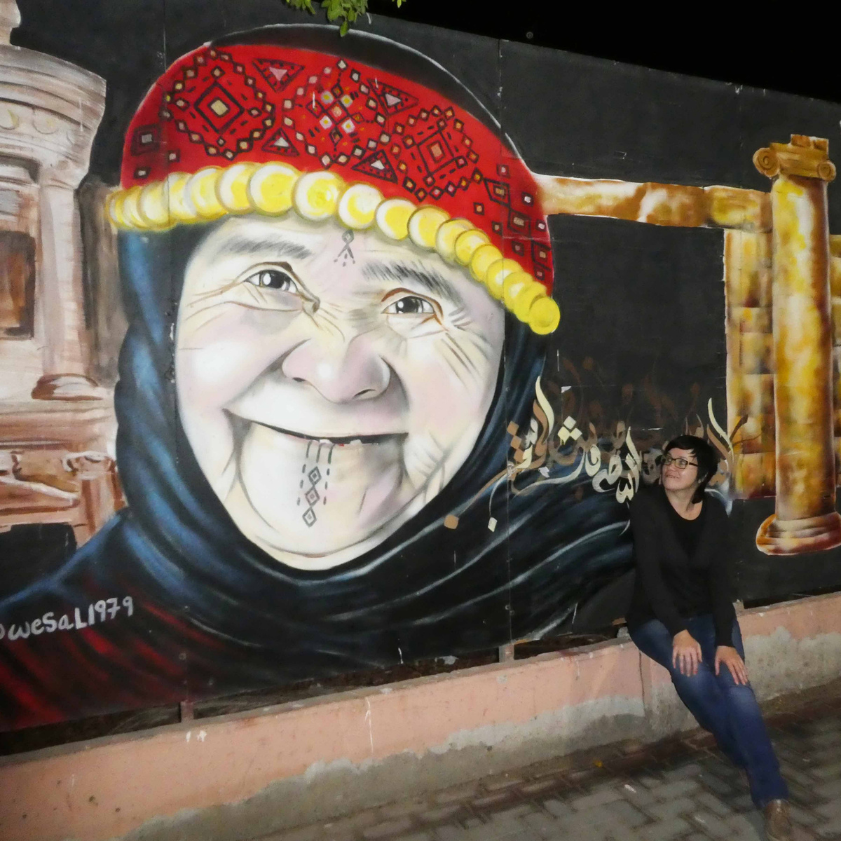 Акаба, Иордания. Мне показалось, что эту старую бедуинку срисовали с одной из бурановских бабушек. Помните таких? Представляли Россию на конкурсе песни «Евровидение-2012».