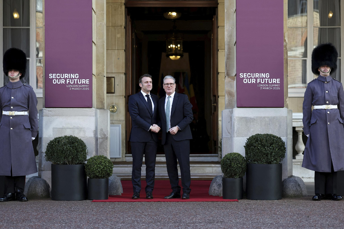 Президент Франции Эммануэль Макрон и премьер Британии Кир Стармер © AP Photo/Toby Melville