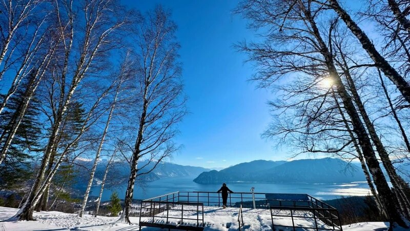     Берег Телецкого озера. Роман Воробьев и Татьяна Клименко