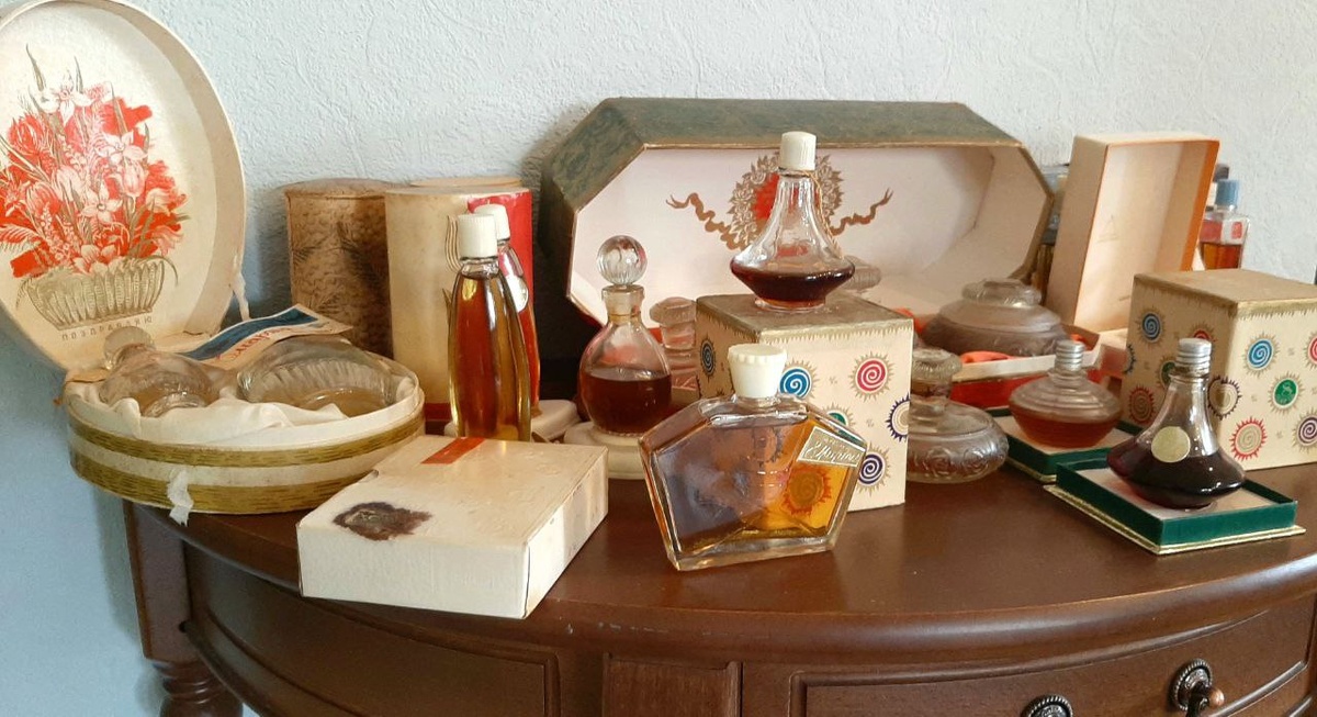 Витрина выставки "Дарите женщинам цветы" с ароматами, посвященными 8 марта. Фото предоставлено музеем парфюмерии Винтаж Монтаж