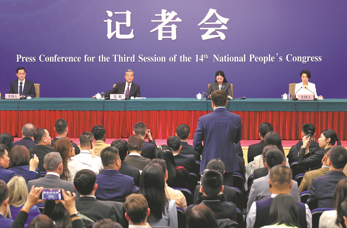 Министр иностранных дел Ван И встречается со СМИ в кулуарах ежегодного собрания высшего законодательного органа страны в Пекине в пятницу. ФЭН ЙОНГБИН/CHINA DAILY