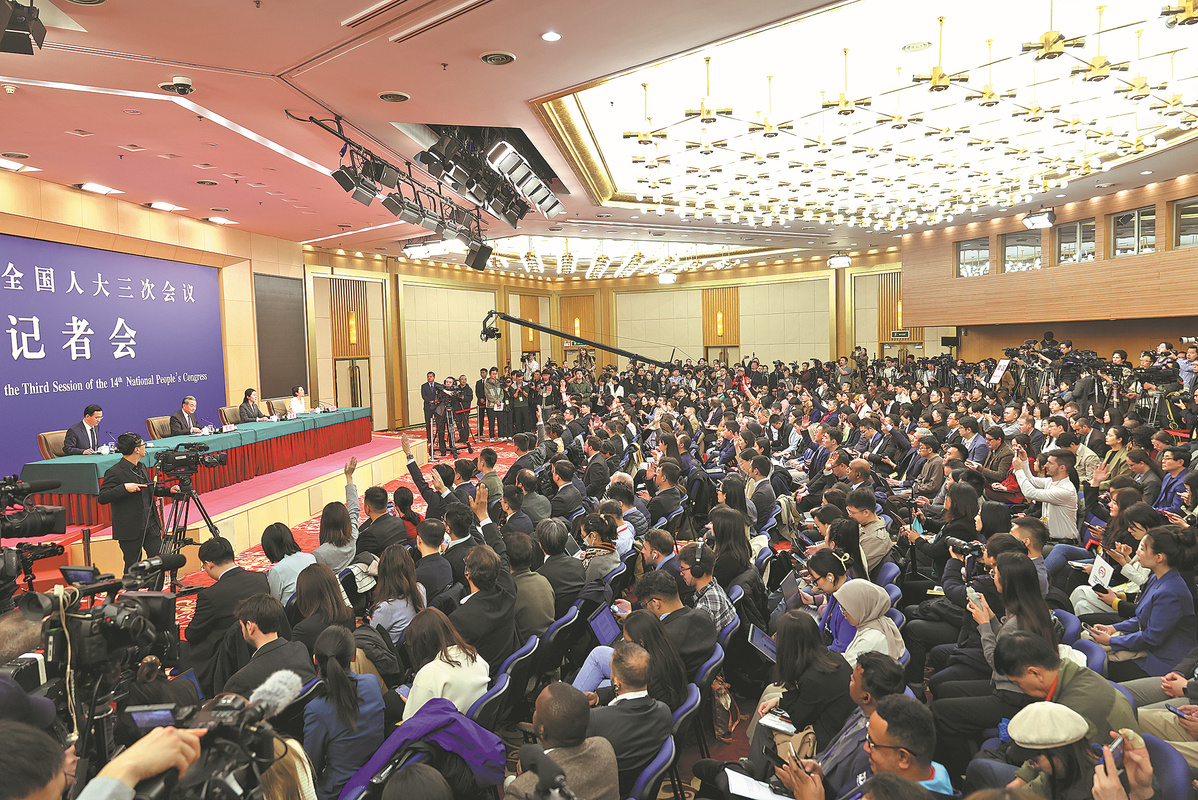 Министр иностранных дел Ван И, также являющийся членом Политбюро Центрального комитета Коммунистической партии Китая, отвечает на вопросы журналистов в пятницу на пресс-конференции в Пекине в рамках третьей сессии 14-го Всекитайского собрания народных представителей. ФЭН ЙОНГБИН/CHINA DAILY