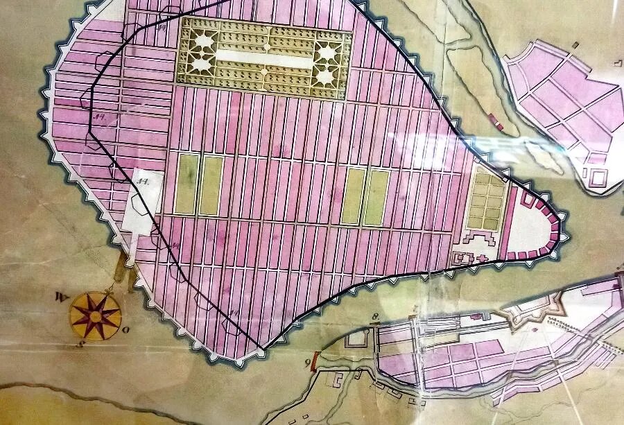 Фрагмент плана защиты Петербурга от наводнений, представленного в 1727 Б.Х. фон Минихом. В том году Петр II назначил его главой Петербурга и обер-директором над фортификациями Российской империи./Из коллекции рукописного отдела БАН. РЕПРОДУКЦИЯ АВТОРА