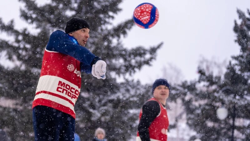     Первые соревнования по волейболу на снегу прошли в Барнауле. Фото: Максим Фролов.