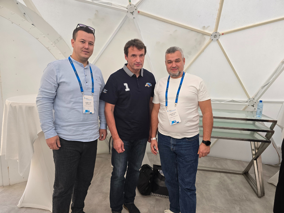 В середине директор ООО "Компания "Тензор" Уваров Сергей Васильевич