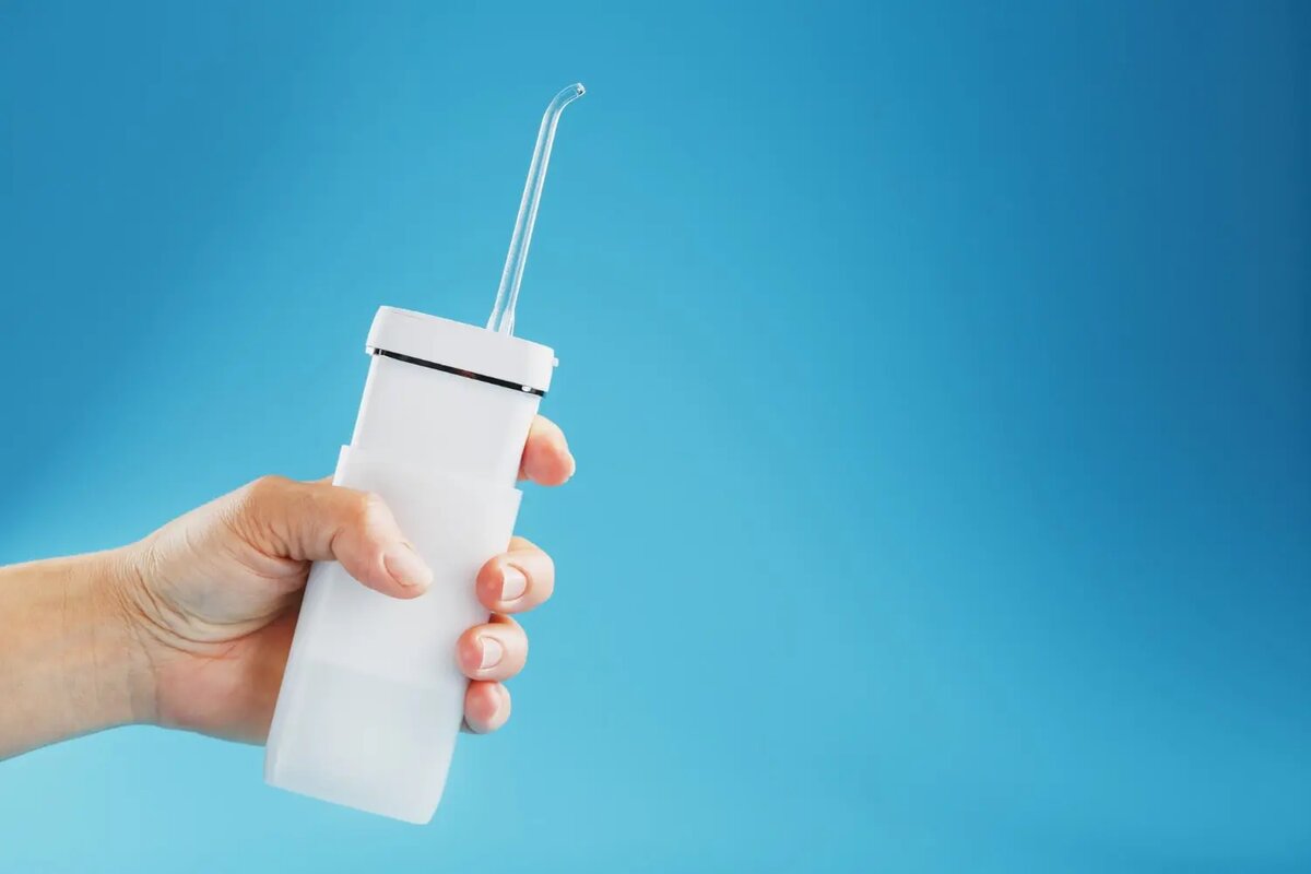 Ирригатор – это не просто модный гаджет, а настоящий прорыв в домашней гигиене полости рта. Он работает просто: направленная струя воды или специального раствора вымывает остатки пищи и бактерии из самых труднодоступных мест, куда не добирается даже зубная нить.