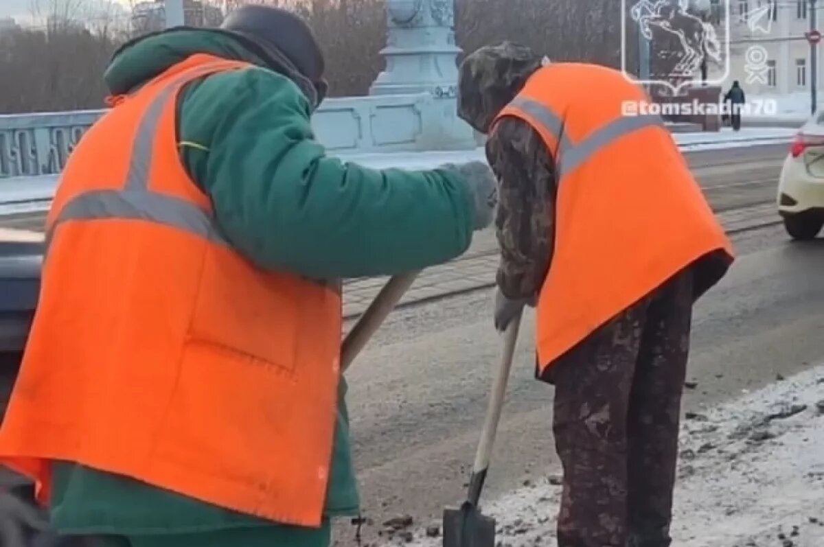    В Томске от снега и наледи очищают Каменный мост