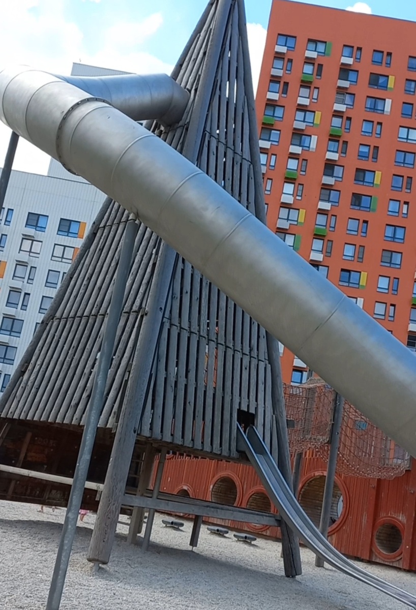 Большая детская площадка на территории ЖК