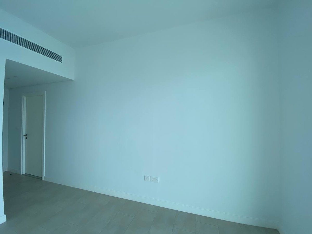 Так квартира выглядела до работы Furni, базовая отделка и никакой мебели