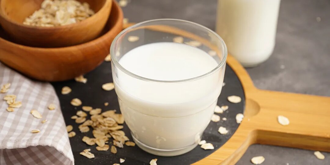 Всё, что нужно знать об овсяном молоке, чтобы начать его пить